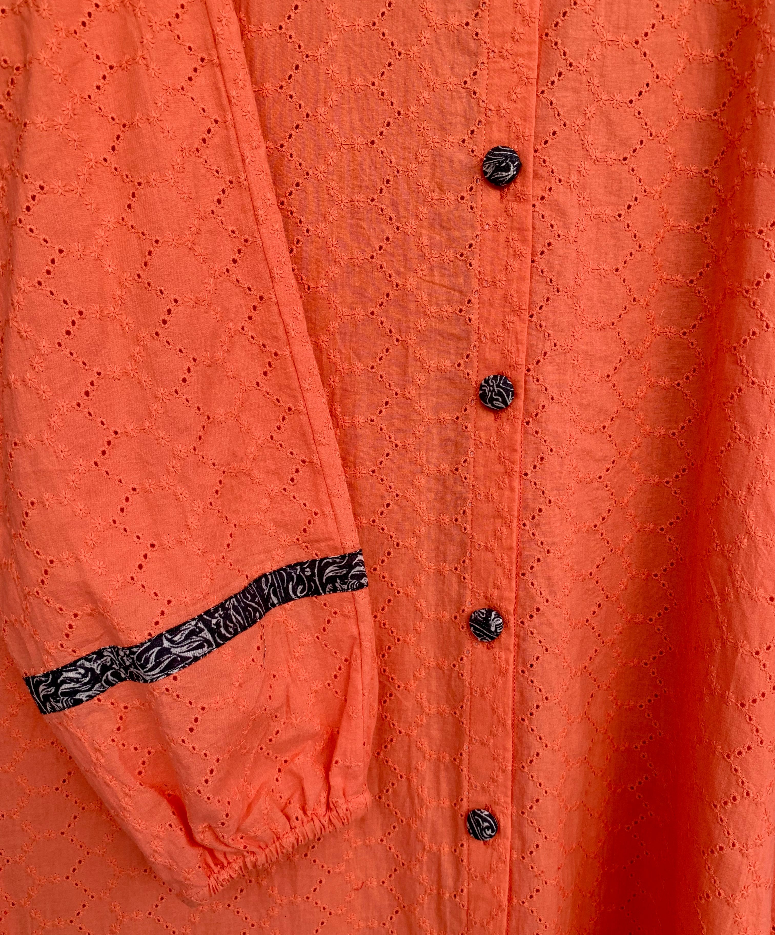 0981-CHIKANKARI SOFT COTTON ABBAYA/GOWN