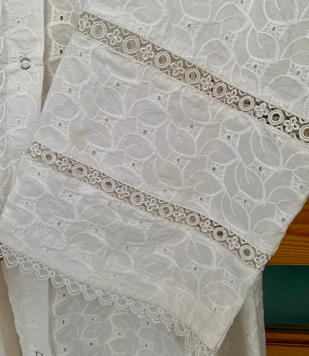 0985-CHIKANKARI SOFT COTTON ABBAYA/GOWN