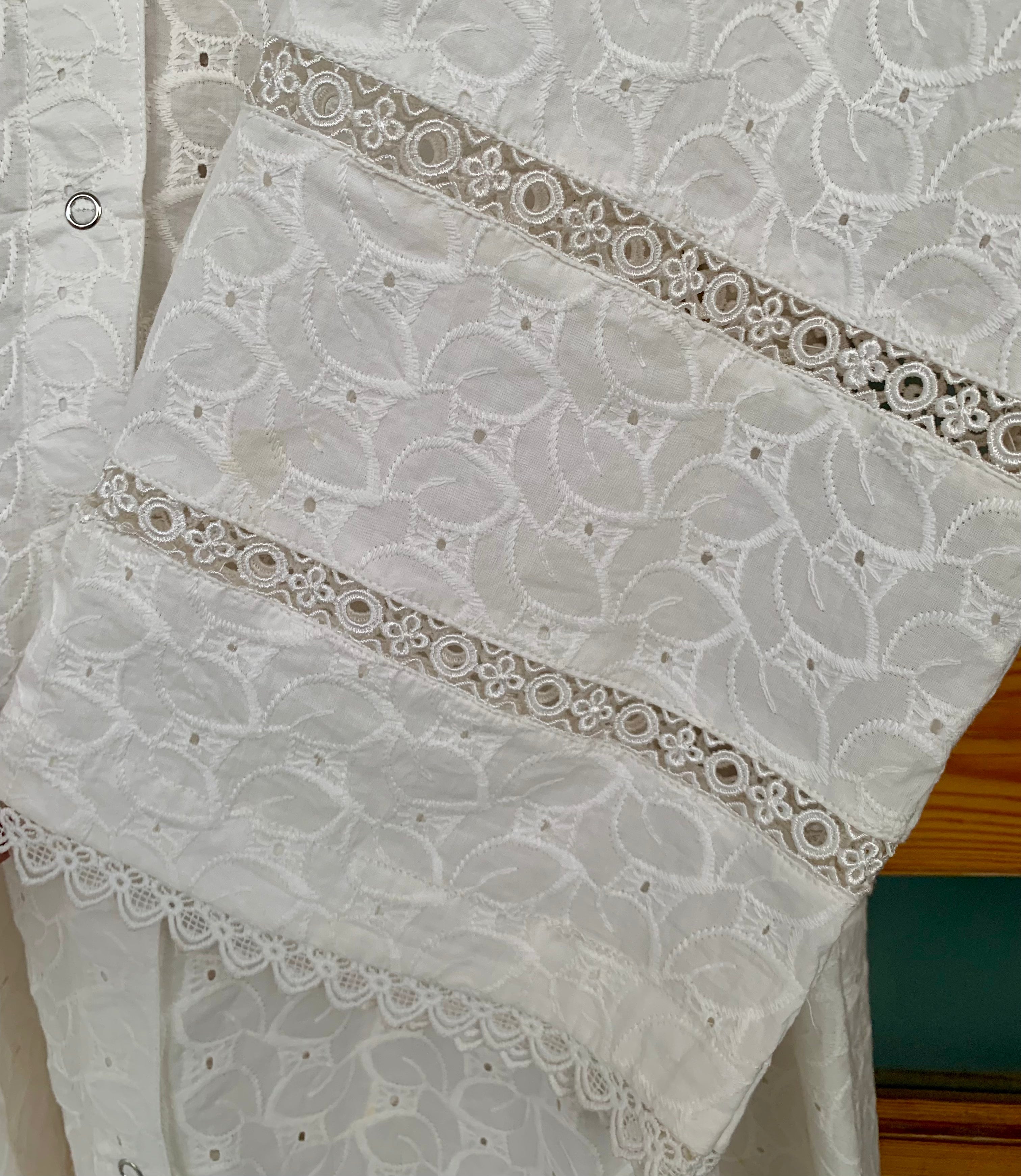 0985-CHIKANKARI SOFT COTTON ABBAYA/GOWN